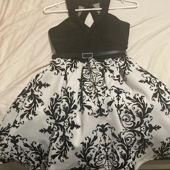 Size 5 black and white patterned dress with belt (great for grade 8 graduations) - Picture 1 of 10